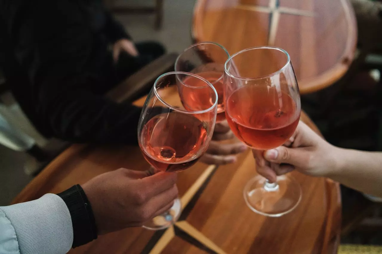 brindar-copa-de-vino-rosado